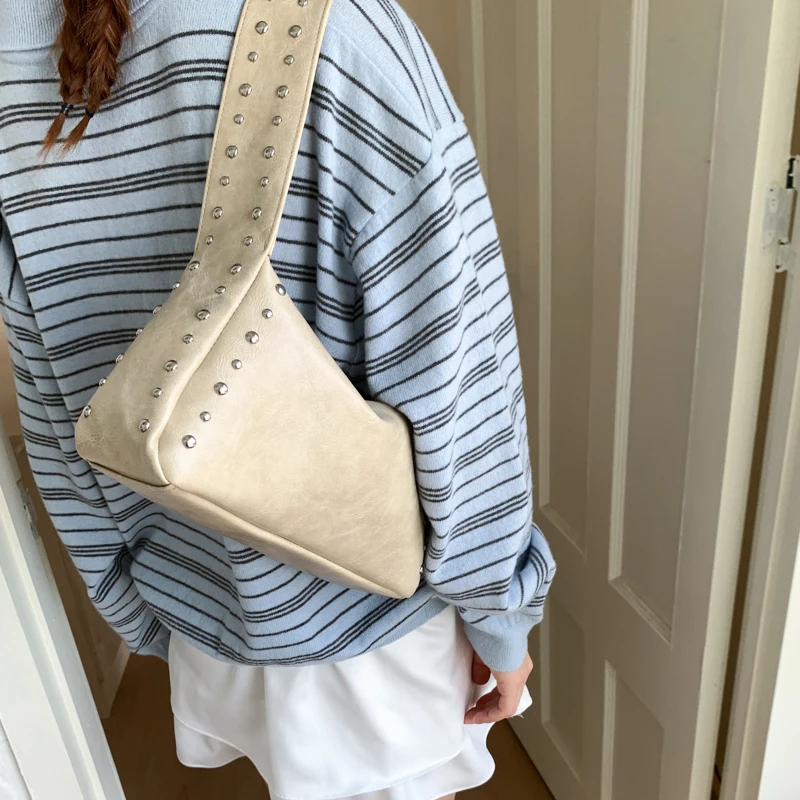 Women Bags 2026 Trends - 오리지널 디자인, 리벳 장식, 부드러운 가죽