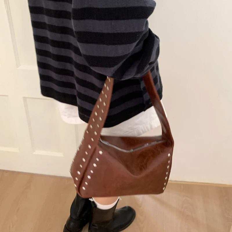 오리지널 디자인, 리벳 장식, 부드러운 가죽 소재, 바 - Women Bags 2026 Trends 리뷰 및 가격